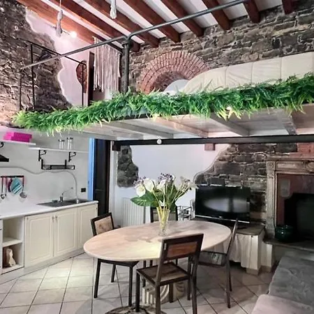 Maison Keti Di Via Carloni, * Como